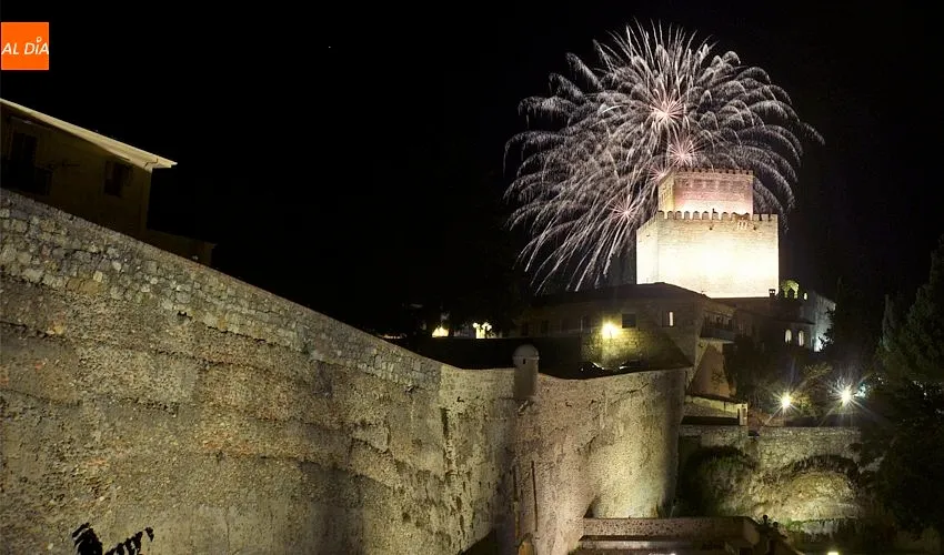 Foto 2 - Multitudinario seguimiento a unos fuegos artificiales con mucho m&aacute;s riesgo de lo habitual