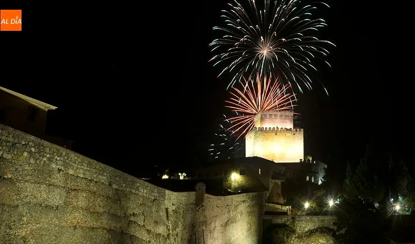 Foto 3 - Multitudinario seguimiento a unos fuegos artificiales con mucho m&aacute;s riesgo de lo habitual