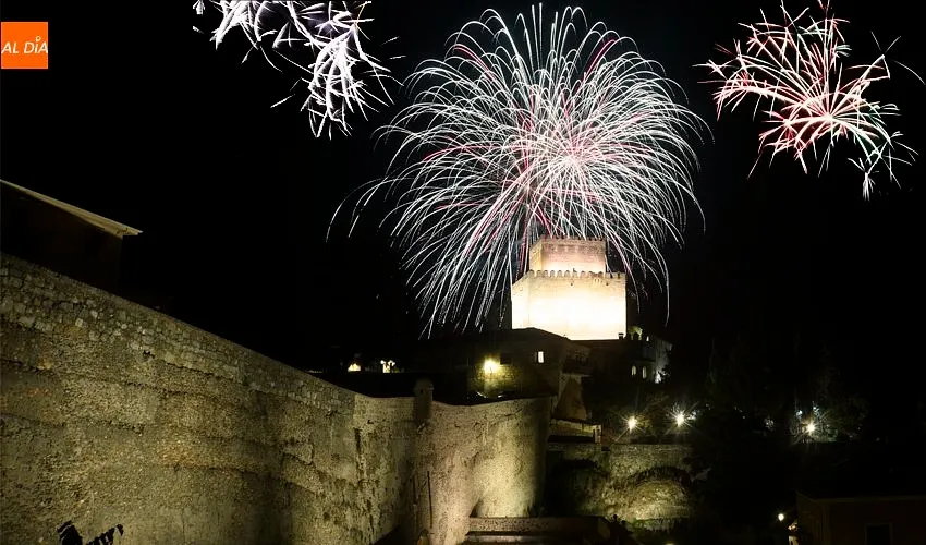 Foto 4 - Multitudinario seguimiento a unos fuegos artificiales con mucho m&aacute;s riesgo de lo habitual
