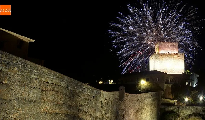 Foto 5 - Multitudinario seguimiento a unos fuegos artificiales con mucho m&aacute;s riesgo de lo habitual