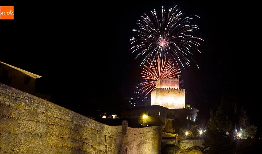 Foto 6 - Multitudinario seguimiento a unos fuegos artificiales con mucho m&aacute;s riesgo de lo habitual