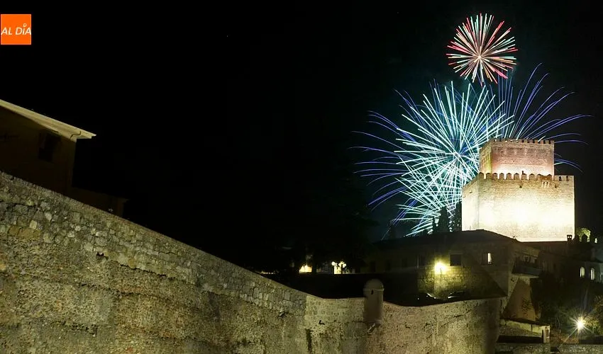 Foto 7 - Multitudinario seguimiento a unos fuegos artificiales con mucho m&aacute;s riesgo de lo habitual