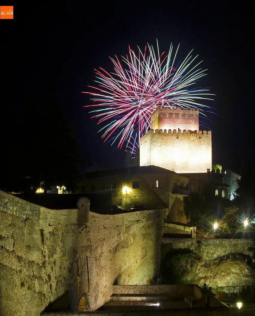 Foto 8 - Multitudinario seguimiento a unos fuegos artificiales con mucho m&aacute;s riesgo de lo habitual