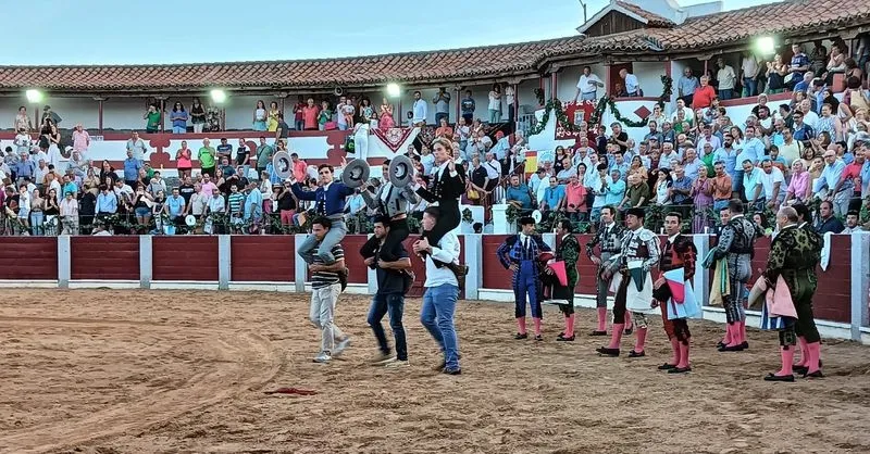 Foto 2 - Hermoso de Mendoza indulta un toro de Capea en una apote&oacute;sica tarde de rejoneo en Guijuelo