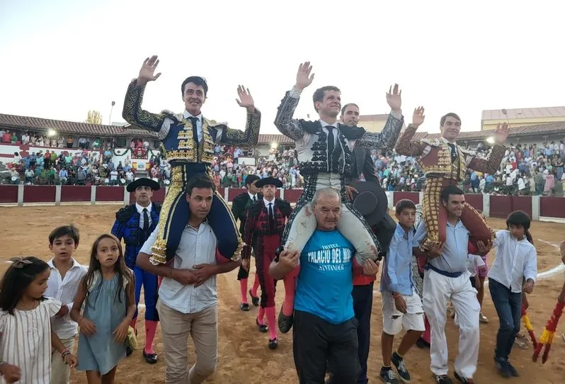 Foto 2 - L&oacute;pez Chaves indulta en tarde triunfal en Guijuelo