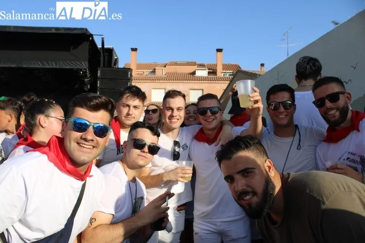 Foto 6 - Los albenses comienzan las fiestas con un chupinazo con mucha m&uacute;sica y diversi&oacute;n