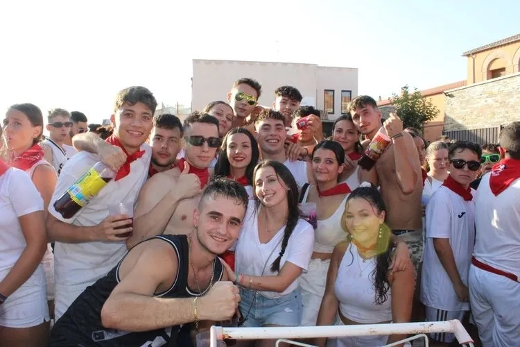 Foto 4 - Los albenses comienzan las fiestas con un chupinazo con mucha m&uacute;sica y diversi&oacute;n