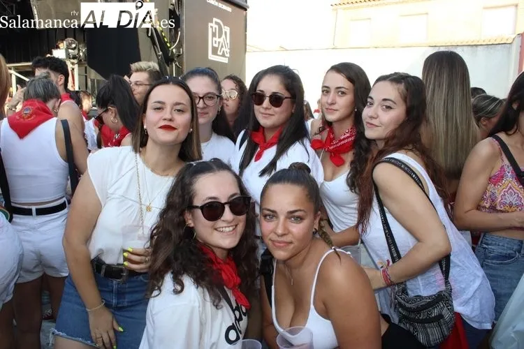 Foto 3 - Los albenses comienzan las fiestas con un chupinazo con mucha m&uacute;sica y diversi&oacute;n