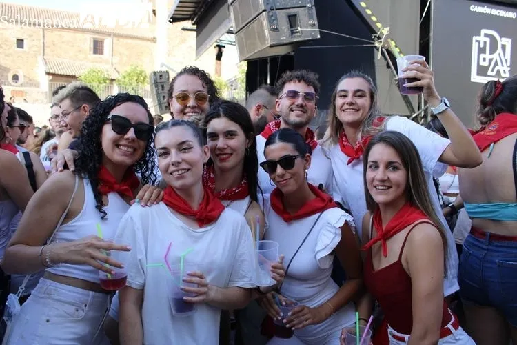 Foto 2 - Los albenses comienzan las fiestas con un chupinazo con mucha m&uacute;sica y diversi&oacute;n