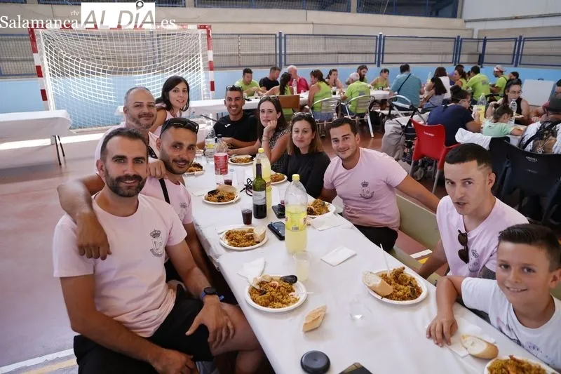 Buen ambiente en la paella popular de Calzada de Valdunciel. Foto de David Sañudo