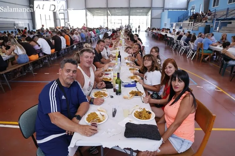 Buen ambiente en la paella popular de Calzada de Valdunciel. Foto de David Sañudo