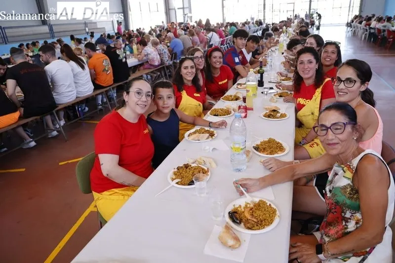 Buen ambiente en la paella popular de Calzada de Valdunciel. Foto de David Sañudo