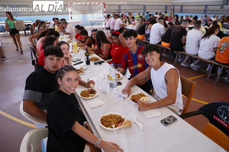 Buen ambiente en la paella popular de Calzada de Valdunciel. Foto de David Sañudo