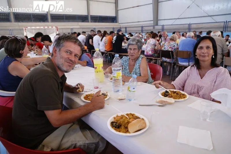 Buen ambiente en la paella popular de Calzada de Valdunciel. Foto de David Sañudo