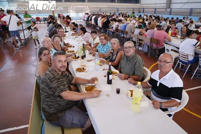 Buen ambiente en la paella popular de Calzada de Valdunciel. Foto de David Sañudo