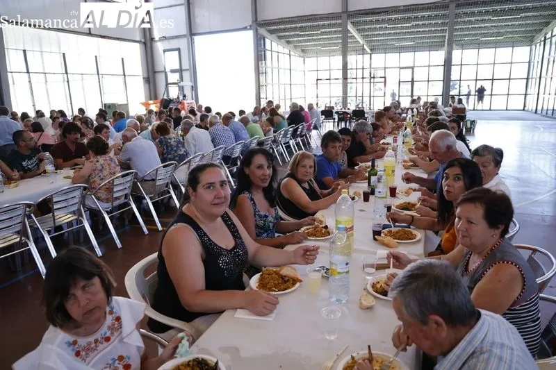Buen ambiente en la paella popular de Calzada de Valdunciel. Foto de David Sañudo
