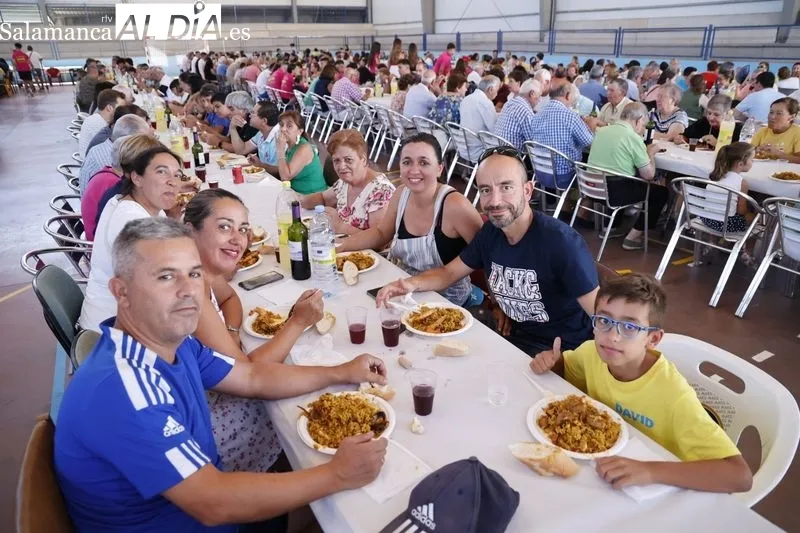 Buen ambiente en la paella popular de Calzada de Valdunciel. Foto de David Sañudo
