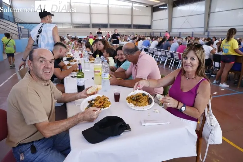 Buen ambiente en la paella popular de Calzada de Valdunciel. Foto de David Sañudo