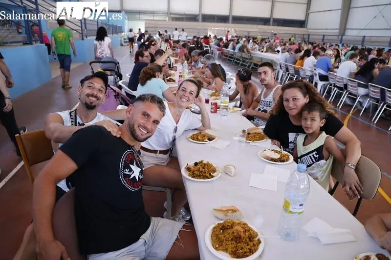 Buen ambiente en la paella popular de Calzada de Valdunciel. Foto de David Sañudo