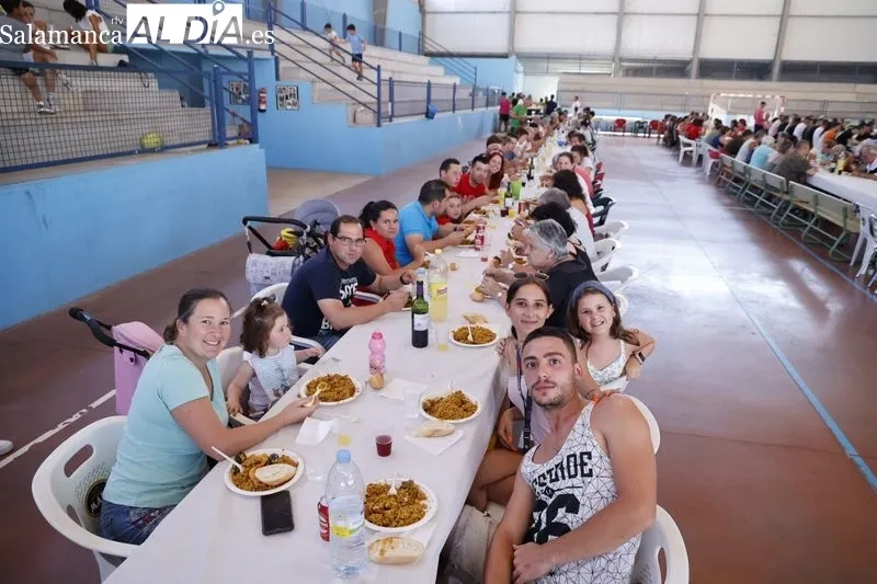 Buen ambiente en la paella popular de Calzada de Valdunciel. Foto de David Sañudo