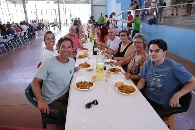 Buen ambiente en la paella popular de Calzada de Valdunciel. Foto de David Sañudo