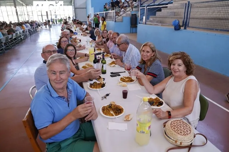 Buen ambiente en la paella popular de Calzada de Valdunciel. Foto de David Sañudo