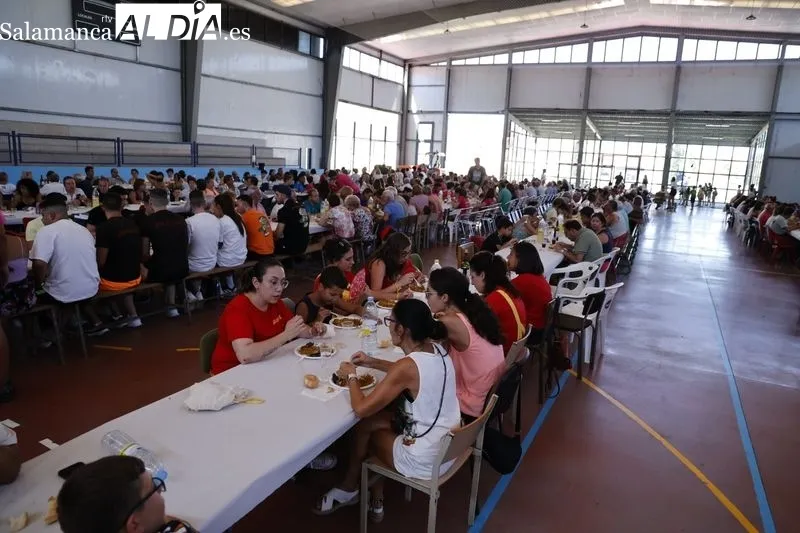 Buen ambiente en la paella popular de Calzada de Valdunciel. Foto de David Sañudo