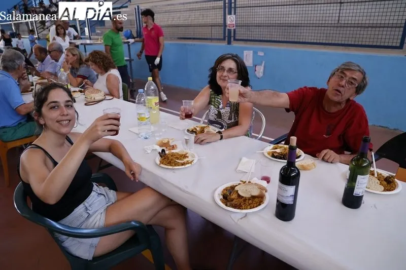 Buen ambiente en la paella popular de Calzada de Valdunciel. Foto de David Sañudo