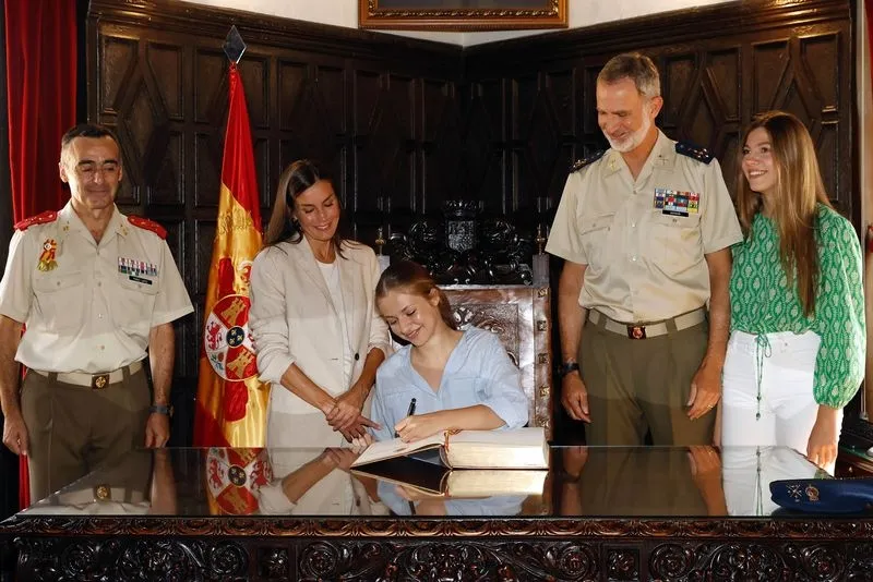 La Familia Real, a su llegada a la Academia General de Zaragoza para el inicio de la formación castrense de la Princesa Leonor. Foto CASA S.M. EL REY