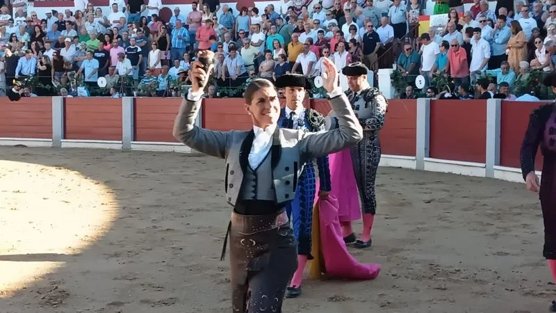 Foto 10 - Hermoso de Mendoza indulta un toro de Capea en una apote&oacute;sica tarde de rejoneo en Guijuelo