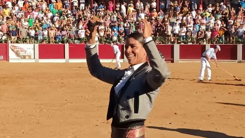 Foto 11 - Hermoso de Mendoza indulta un toro de Capea en una apote&oacute;sica tarde de rejoneo en Guijuelo