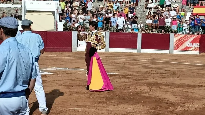 Foto 10 -  Un rotundo Diosleguarde, en hombros con las figuras en Guijuelo