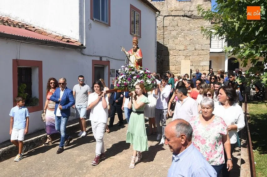 Foto 2 - Los Kintos de Villasrubias sacan en procesi&oacute;n al patr&oacute;n de la localidad