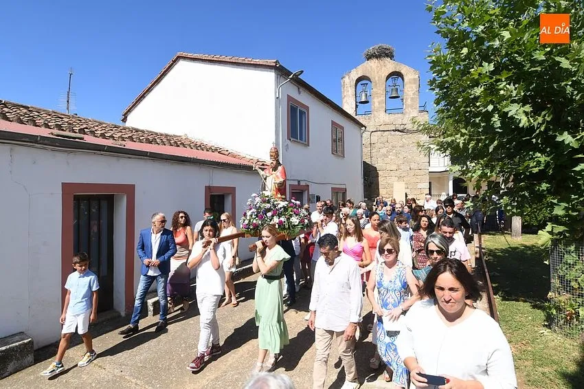 Foto 3 - Los Kintos de Villasrubias sacan en procesi&oacute;n al patr&oacute;n de la localidad