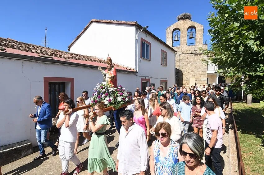 Foto 4 - Los Kintos de Villasrubias sacan en procesi&oacute;n al patr&oacute;n de la localidad