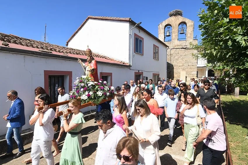 Foto 5 - Los Kintos de Villasrubias sacan en procesi&oacute;n al patr&oacute;n de la localidad