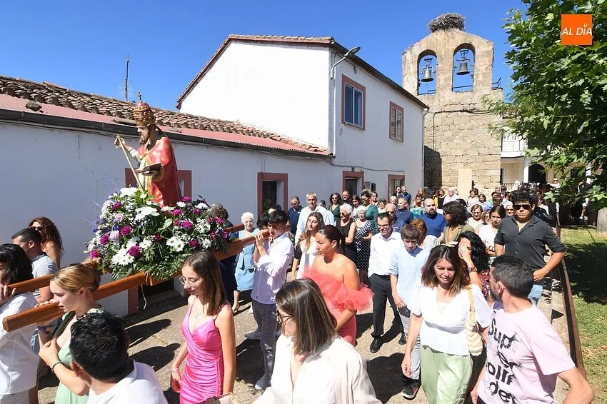 Foto 6 - Los Kintos de Villasrubias sacan en procesi&oacute;n al patr&oacute;n de la localidad