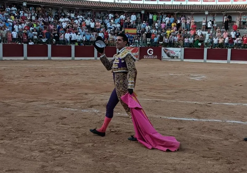 Foto 3 -  Un rotundo Diosleguarde, en hombros con las figuras en Guijuelo