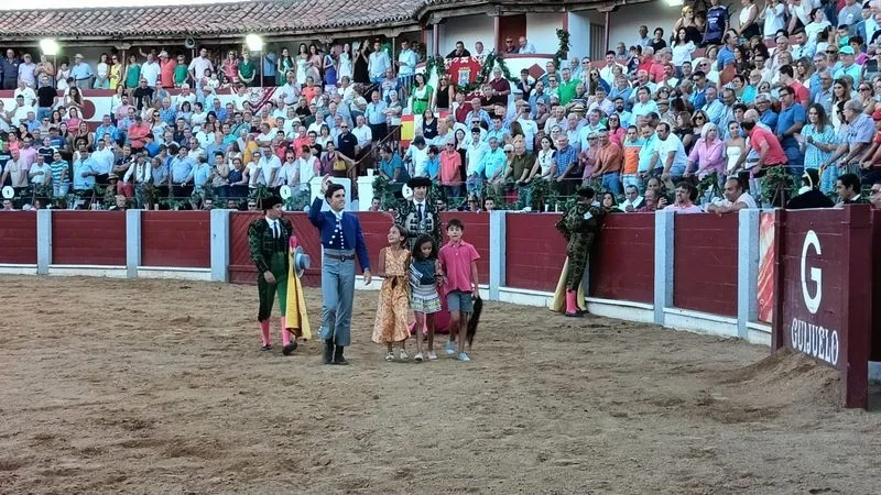 Foto 4 - Hermoso de Mendoza indulta un toro de Capea en una apote&oacute;sica tarde de rejoneo en Guijuelo