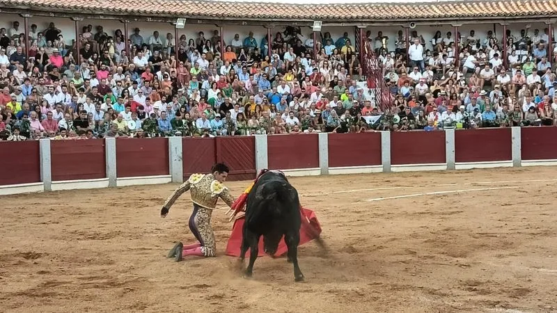 Foto 4 -  Un rotundo Diosleguarde, en hombros con las figuras en Guijuelo