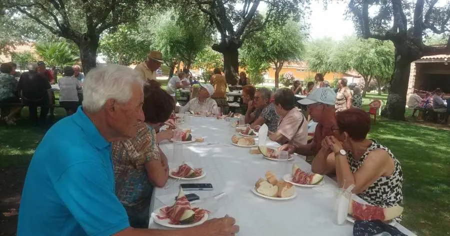 Foto 4 - Los mayores de Alba de Yeltes disfrutan de una comida en las piscinas