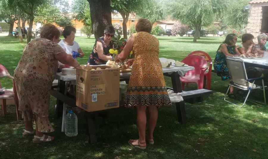 Foto 3 - Los mayores de Alba de Yeltes disfrutan de una comida en las piscinas