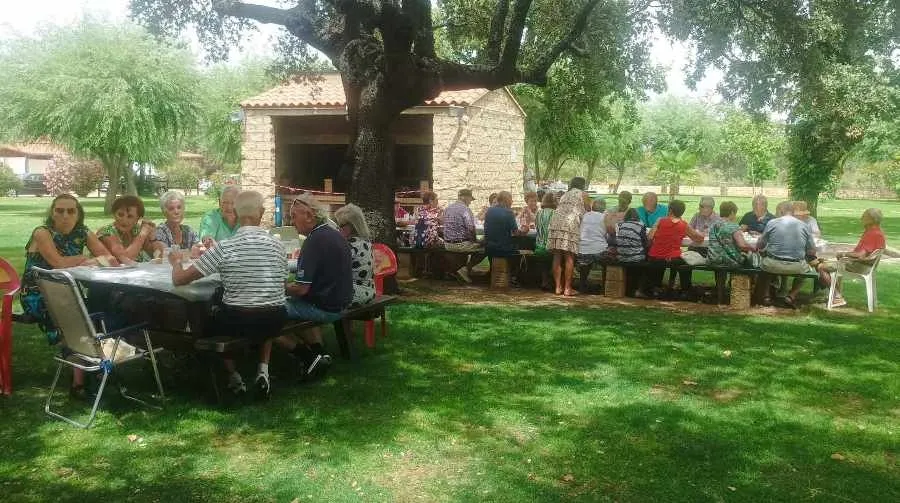 Foto 2 - Los mayores de Alba de Yeltes disfrutan de una comida en las piscinas