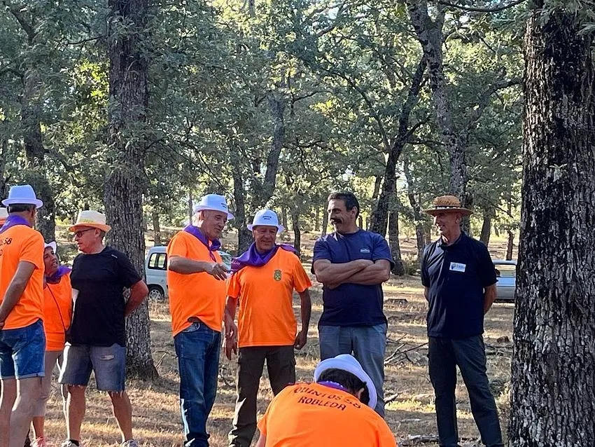 Foto 3 - La izada del roble por quintos del 58 sustituye al pino de San Juan de la quinta de 2023