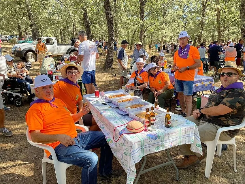 Foto 5 - La izada del roble por quintos del 58 sustituye al pino de San Juan de la quinta de 2023