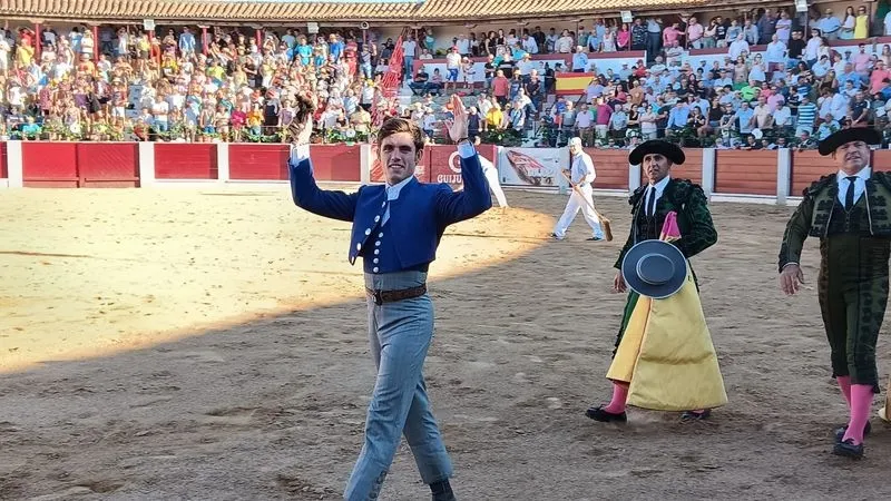 Foto 8 - Hermoso de Mendoza indulta un toro de Capea en una apote&oacute;sica tarde de rejoneo en Guijuelo