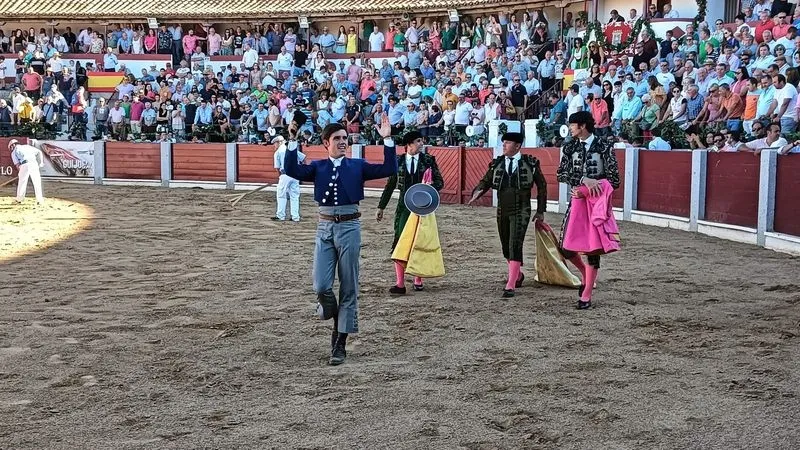 Foto 9 - Hermoso de Mendoza indulta un toro de Capea en una apote&oacute;sica tarde de rejoneo en Guijuelo
