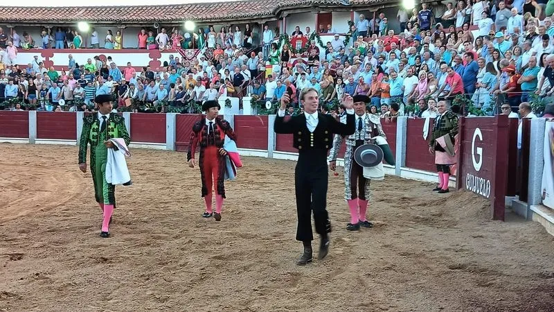Foto 3 - Hermoso de Mendoza indulta un toro de Capea en una apote&oacute;sica tarde de rejoneo en Guijuelo