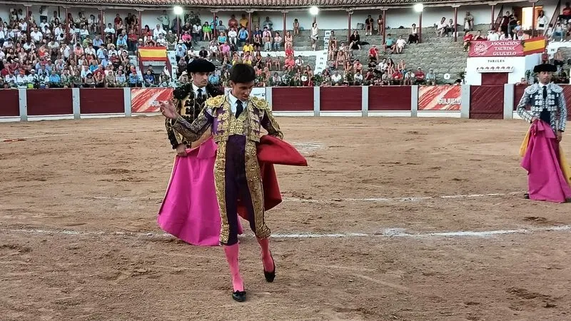 Foto 2 -  Un rotundo Diosleguarde, en hombros con las figuras en Guijuelo