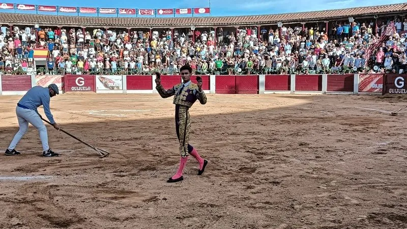 Foto 7 -  Un rotundo Diosleguarde, en hombros con las figuras en Guijuelo